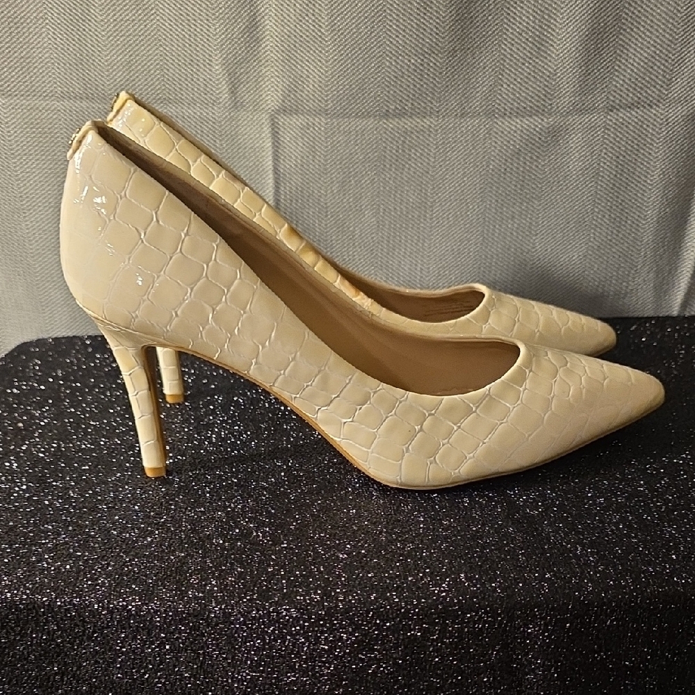 Karl Lagerfeld Cream Heels Elegant Design - Picture 3 of 6